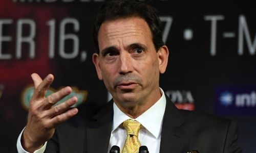 «Хватит позориться, твоего парня побили». Фанаты высмеяли промоутера Головкина