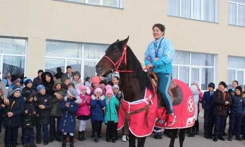 Бронзовой призерке юношеского чемпионата мира из Казахстана подарили породистого скакуна
