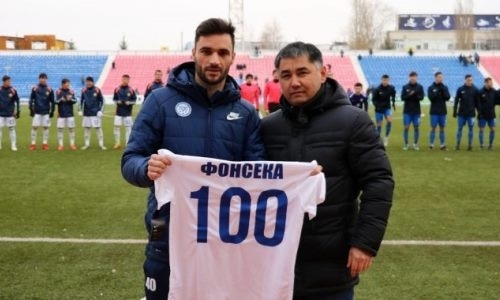 Фонсеке вручили памятную футболку в честь 100-го матча в составе «Иртыша»