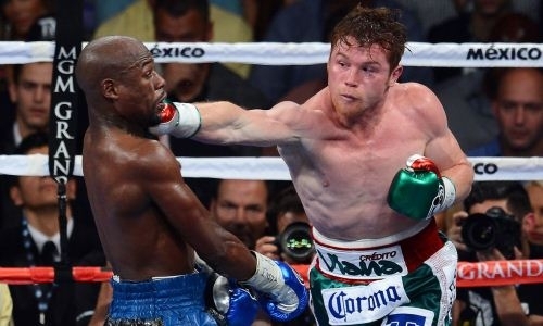 «Дерись со мной или с Головкиным!». Чемпион мира отговаривает «Канело» от реванша с Мэйвезером