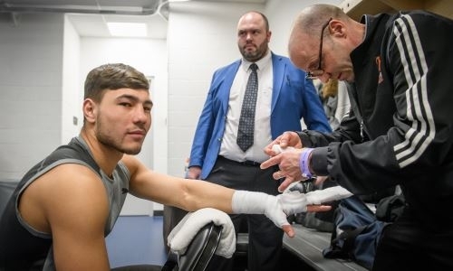 «Брат проиграл в финале, и я заплакал». Казахстанский нокаутер рассказал о первых шагах в боксе