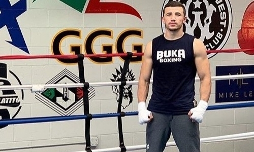 Сравнивший себя с Головкиным узбек дебютировал в профи нокаутом в титульном поединке