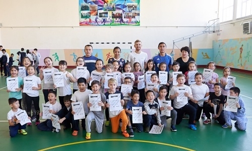 Один из лидеров «Астаны» и полузащитник российского клуба приняли участие в акции «Футбол — детям»