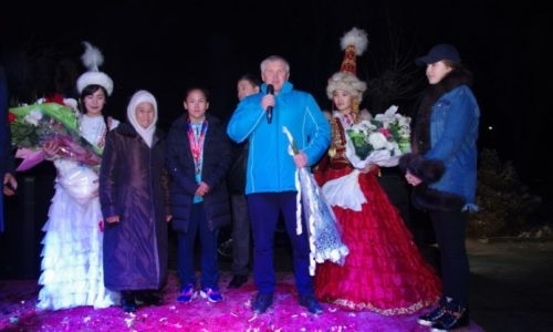 Сотни поклонников встретили серебряную призерку чемпионата мира в аэропорту Шымкента