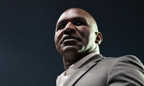 «Сейчас пришла эра Усика». Легендарный Холифилд в восторге от лидера веса Шуменова