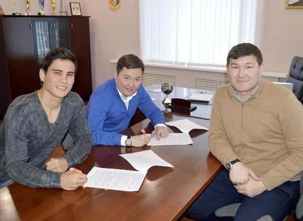 «Шахтер» продлил контракты с двумя футболистами основы