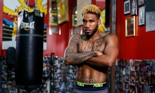 Обещавший побить Головкина чемпион мира защитил свои титулы нокаутом в четвертом раунде