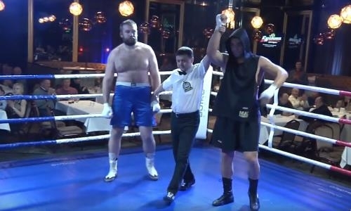 Видео боя, или Как казахстанский супертяж нокаутировал соперника за два раунда в поединке с четырьмя нокдаунами