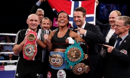 Работающая с промоутером Головкина абсолютная чемпионка мира защитила свои титулы