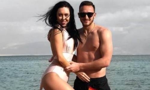 Футболист казахстанского клуба «засветился» с сексуальной подругой на Мертвом море 
