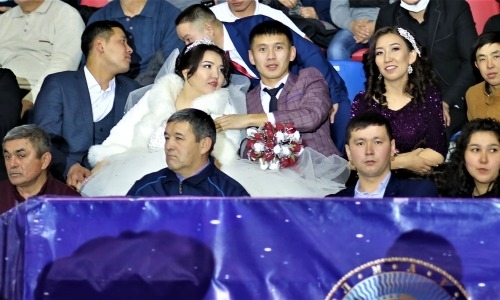 Молодожены отпраздновали свадьбу на Кубке Казахстана по ММА