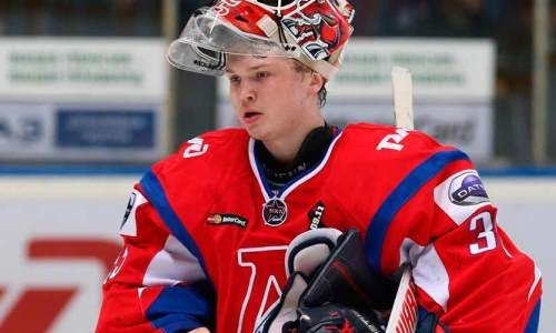 «Собрался полный стадион». Вратарь клуба КХЛ вспомнил свой дебют в матче против «Барыса»