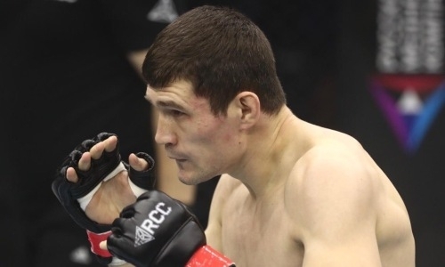 Казахстанский чемпион за раунд нокаутировал бразильца с «проблемами с головой»