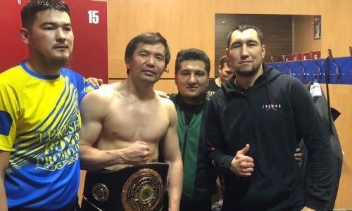 Казахстанский боксер нокаутировал азербайджанца и завоевал первый титул в карьере