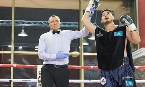 Непобежденный казахстанец «удосрочил» кыргыза на вечере бокса в Москве