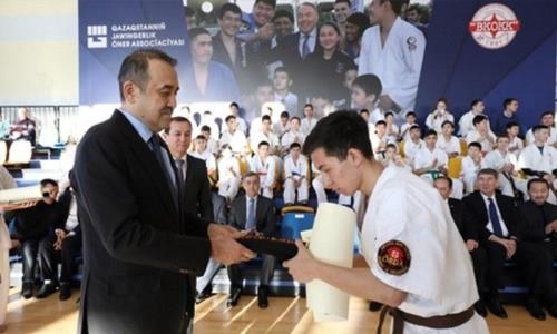 Масимов вручил черные пояса юным каратистам