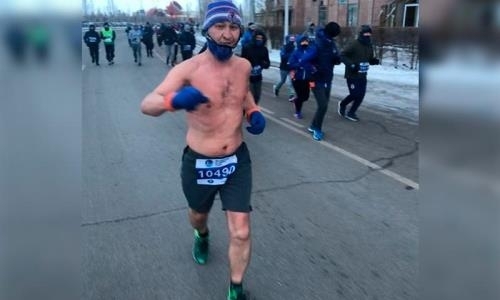 Участник зимнего марафона в шортах удивил астанчан