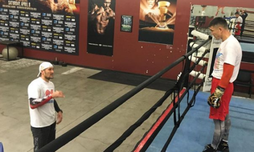 Небитый казахстанец советуется со звездой мирового бокса перед следующим боем в профи