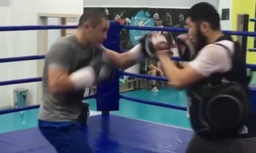 Казахстанский нокаутер продолжает подготовку к возвращению на ринг