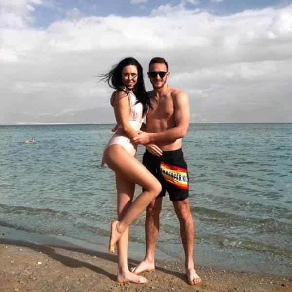Футболист казахстанского клуба «засветился» с сексуальной подругой на Мертвом море
