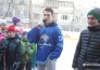«Я так же начинал». Капитан и лидер «Барыса» вышел на лед дворового катка в Алматы