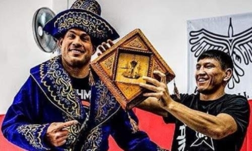 «Казахский воин». Хамитов показал фото с легендарным Ортисом