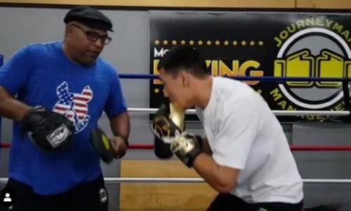 «Казахский стиль». Небитый казахстанец из Top Rank показал видео тренировки с известным тренером