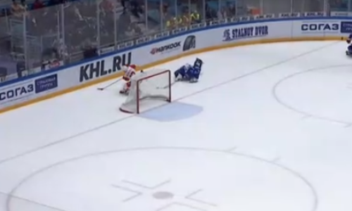 Голкипер «Барыса» упал за воротами и подарил гол сопернику в матче КХЛ