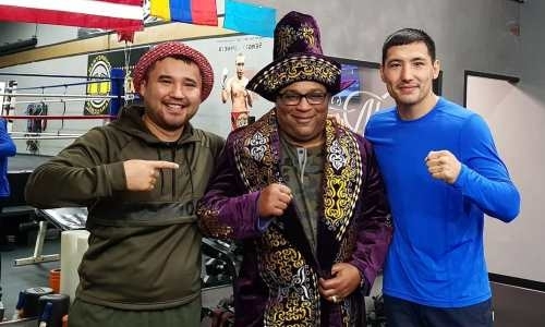 Алимханулы подарил казахский чапан известному тренеру