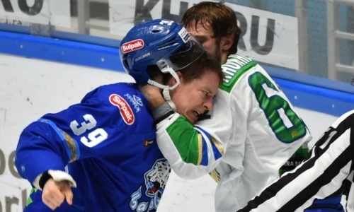 «Самое заметное событие первого периода». Сайт КХЛ — о драке с участием форварда «Барыса»