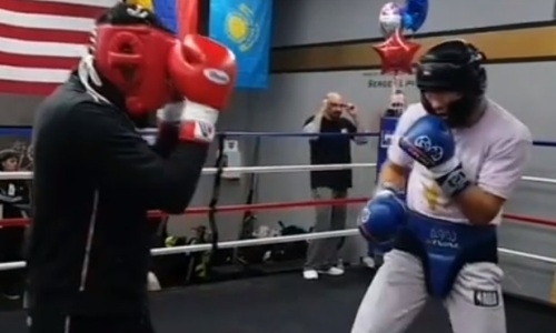 Видео спарринга, в котором Алимханулы учил экс-соперника Головкина «казахскому боксу»