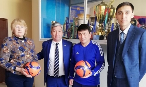 КФФ вручила мячи специализированной детско-юношеской школе