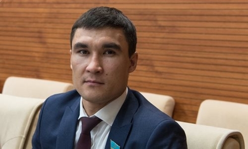 Олимпийский чемпион покинул парламент Казахстана