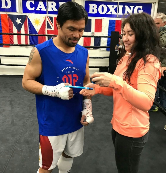 «GGG среди женщин» погостила у Мэнни Пакьяо и подарила ему шоколад «Казахстан»