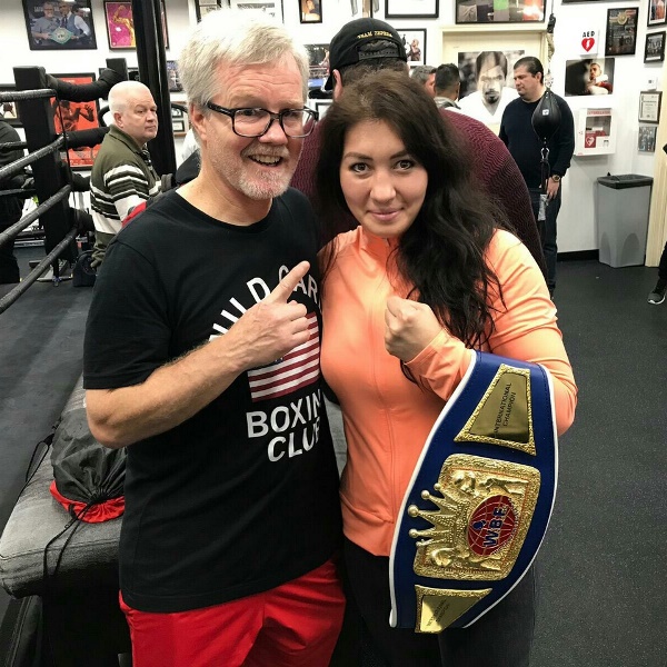 «GGG среди женщин» погостила у Мэнни Пакьяо и подарила ему шоколад «Казахстан»