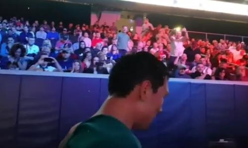 Как американская публика провожала Алимханулы после нокаута их соотечественника