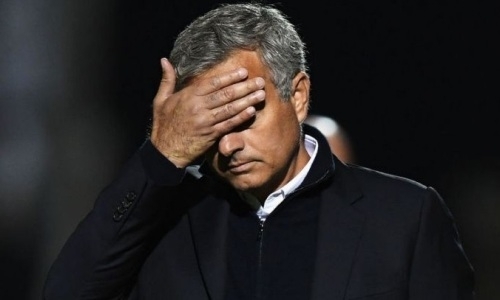 Видео забавного падения Жозе Моуриньо после символического вбрасывания игры КХЛ с участием конкурента «Барыса»