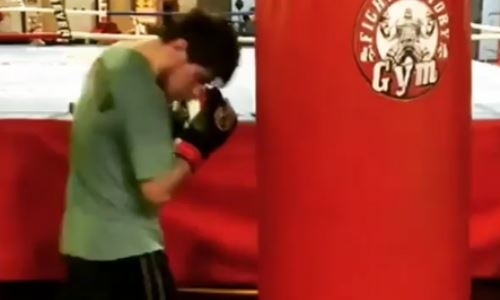 Казахстанский нокаутер показал видео со спарринга и очередной тренировки