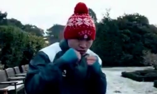 «Бросает вызов холоду». Британский промоушн показал видео зимней тренировки казахстанского боксера