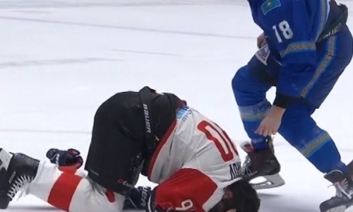 Хоккеист «Барыса» прямым ударом в нос нокаутировал игрока «Авангарда»
