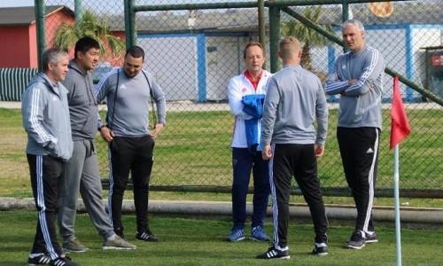Тренер сборной России посетил тренировку клуба КПЛ в Турции