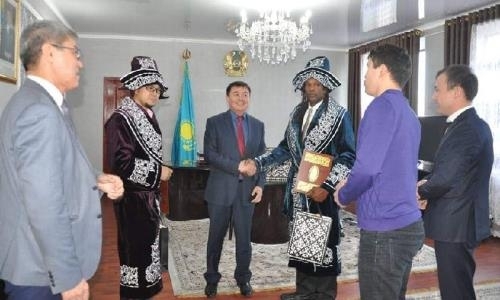 27-кратный чемпион мира по армрестлингу встретился с казахстанскими спортсменами