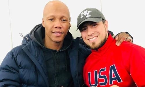 Казахстанский нокаутер встретился с легендарным боксером