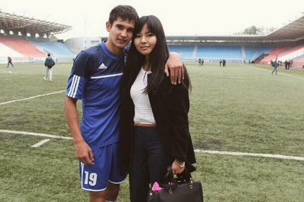 «Перед играми Марат почему-то наматывает пластырь на запястья». Жена кандидата в сборную Казахстана раскрывает его секреты