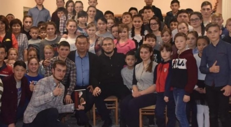 Детский дом, фото с Масимовым и критика судейства: чем отметился Нурмагомедов в Казахстане