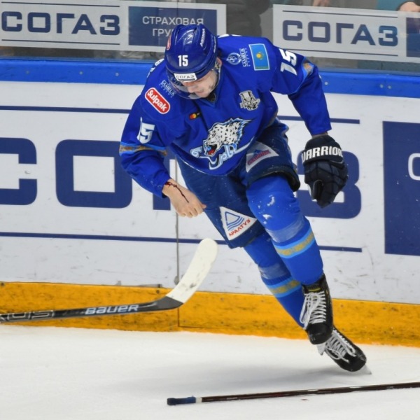 «Я мог матч доиграть! Правда, кисть не шевелится». Нападающий «Барыса» рассказал, как ему коньком разрезали вены — и команда воспряла духом