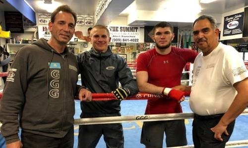 Казахстанский нокаутер продолжает подготовку в лагере тренера Головкина