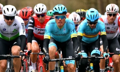 «Это был сумасшедший этап». Лидер «Астаны» оценил старт веломногодневки «Париж-Ницца»