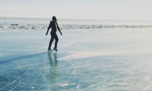 Перфоманс алматинки на БАО повторила российская олимпийская чемпионка на Байкале