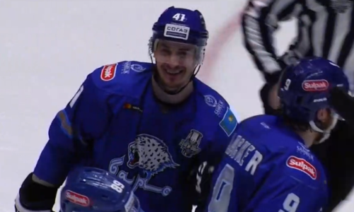 Видео неожиданной шайбы Бойда в матче полуфинала плей-офф КХЛ «Барыс» — «Авангард»